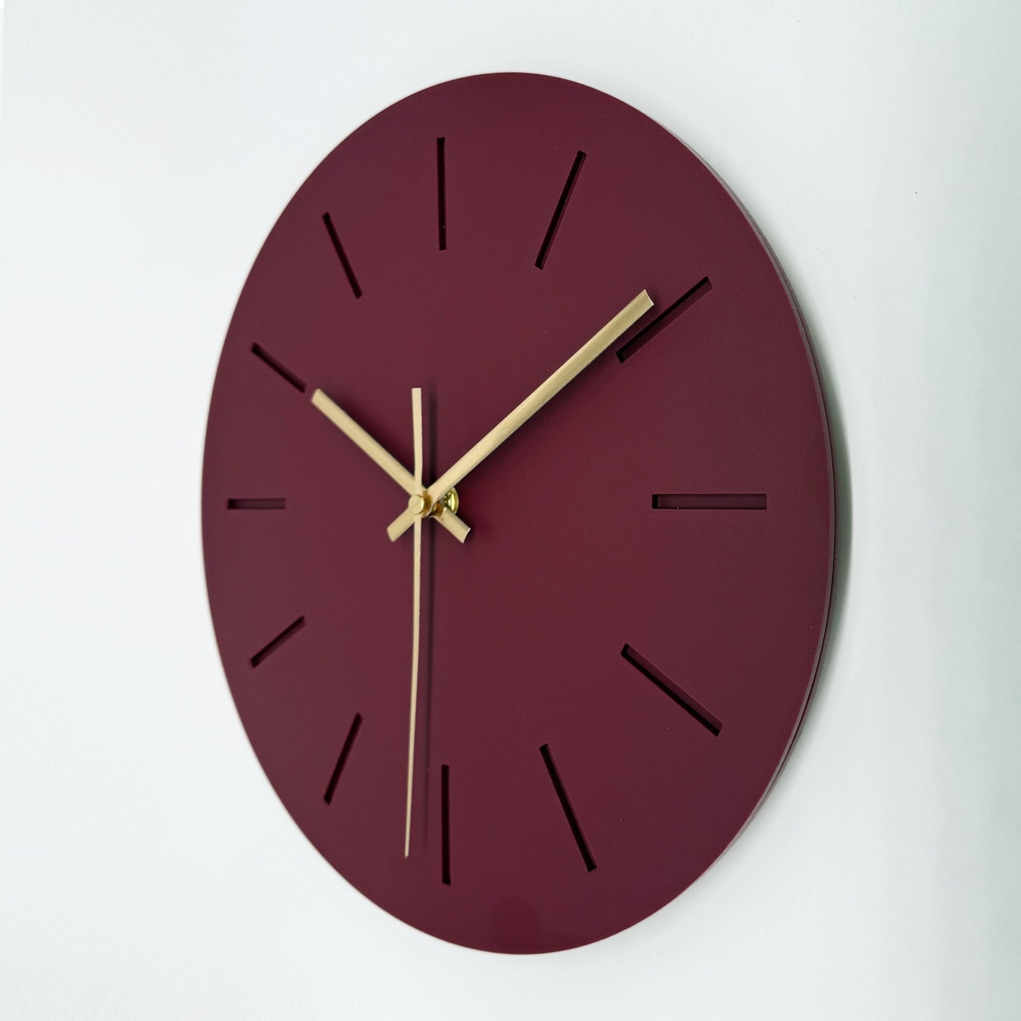 שעון קיר מעוצב לבית - דגם קו - בורדו - ShapeMixer