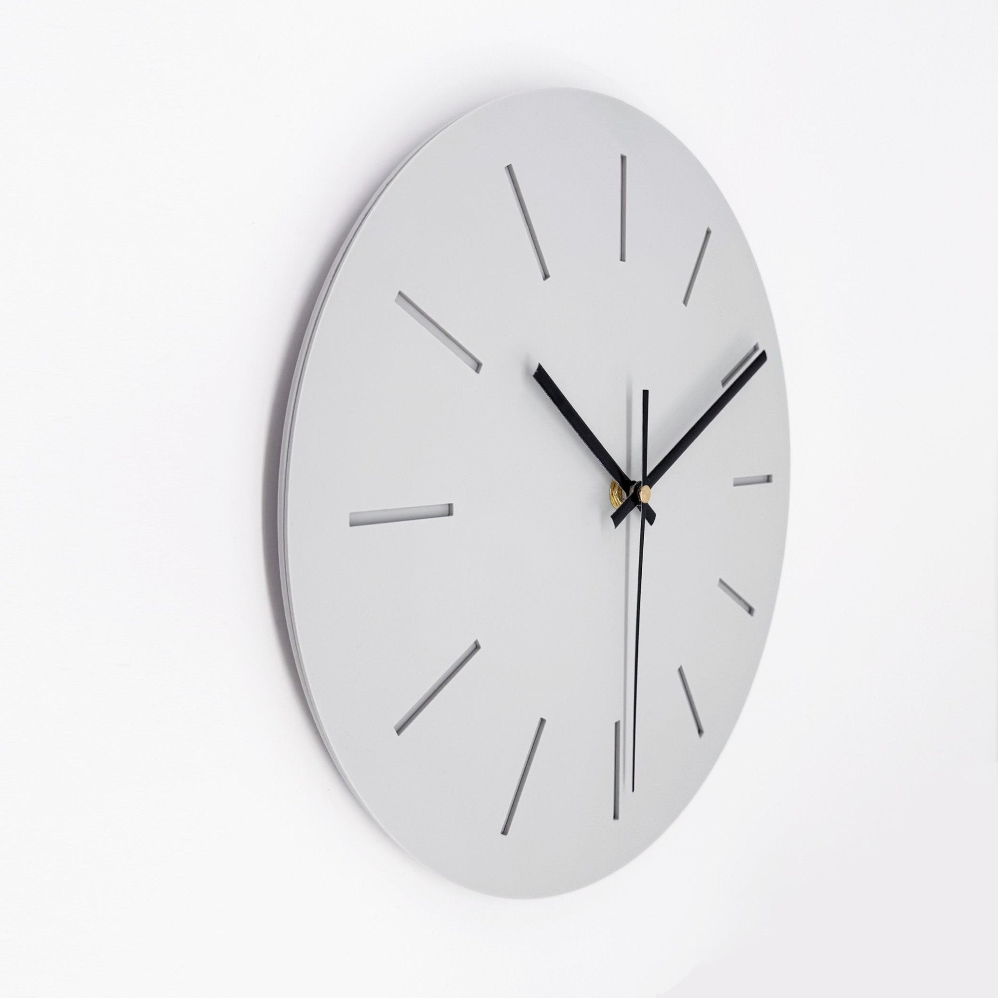 שעון קיר מעוצב לבית - דגם קו - אפור בהיר דמוי בטון - ShapeMixer