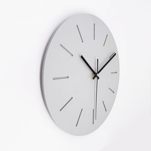 שעון קיר מעוצב לבית - דגם קו - אפור בהיר דמוי בטון - ShapeMixer