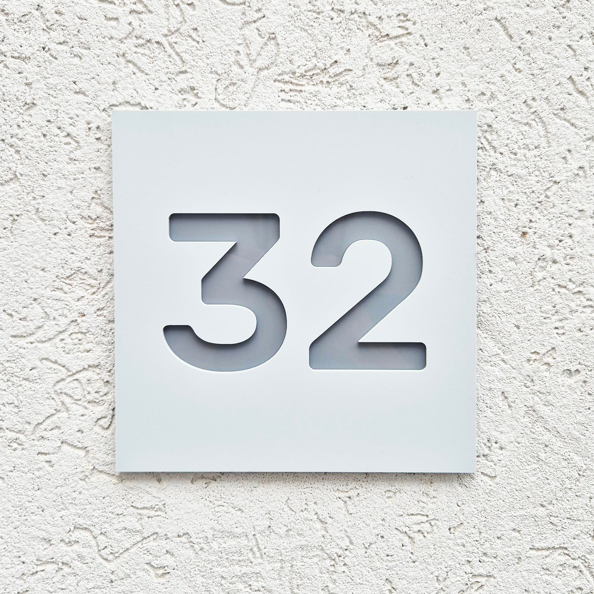 שלט מספר דירה לדלת כניסה לבית דמוי בטון בעיצוב אישי - דגם 32 - ShapeMixer