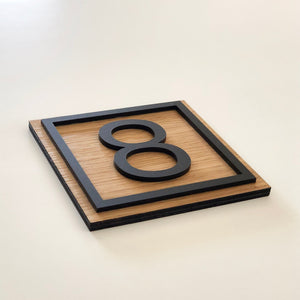 שלט מספר מעץ עם מסגרת ומספר בולט בשחור - ShapeMixer