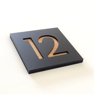 שלט מספר מרקע שחור עם מספר שקוע מעץ - ShapeMixer