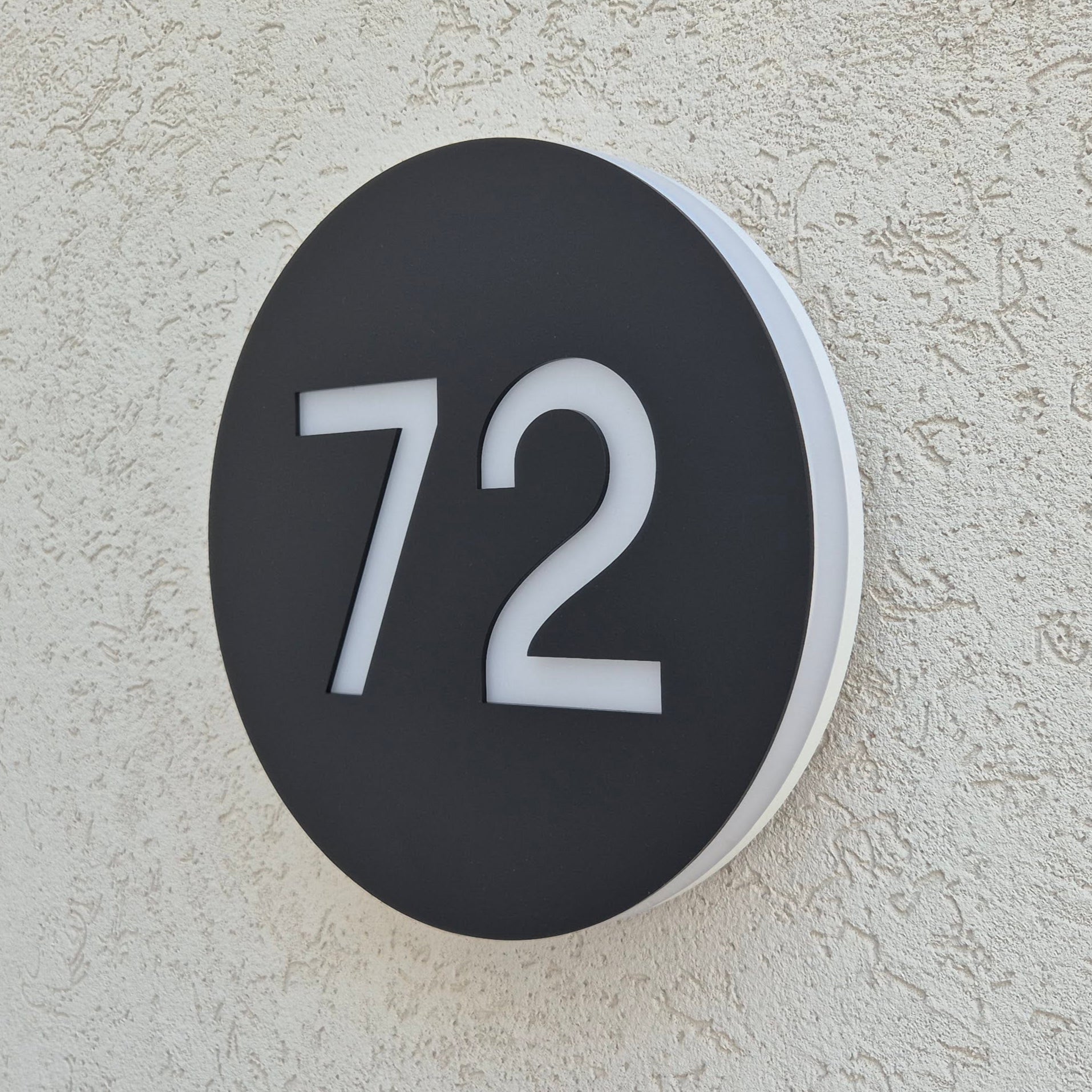 שלט מואר לכניסה לבית פרטי בעיצוב אישי - דגם מספר עגול - ShapeMixer
