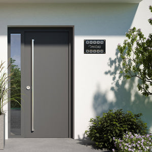 שלט חוץ לבית פרטי צבע שחור עם חיתוך אותיות עיטור רוחבי - שם משפחה - ShapeMixer