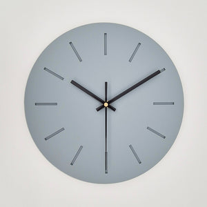 שעון קיר מעוצב לבית - דגם קו - אפור כחלחל - ShapeMixer