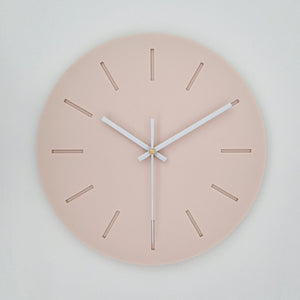 שעון קיר מעוצב לבית - דגם קו - לבן פודרה - ShapeMixer