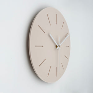 שעון קיר מעוצב לבית - דגם קו - לבן פודרה - ShapeMixer