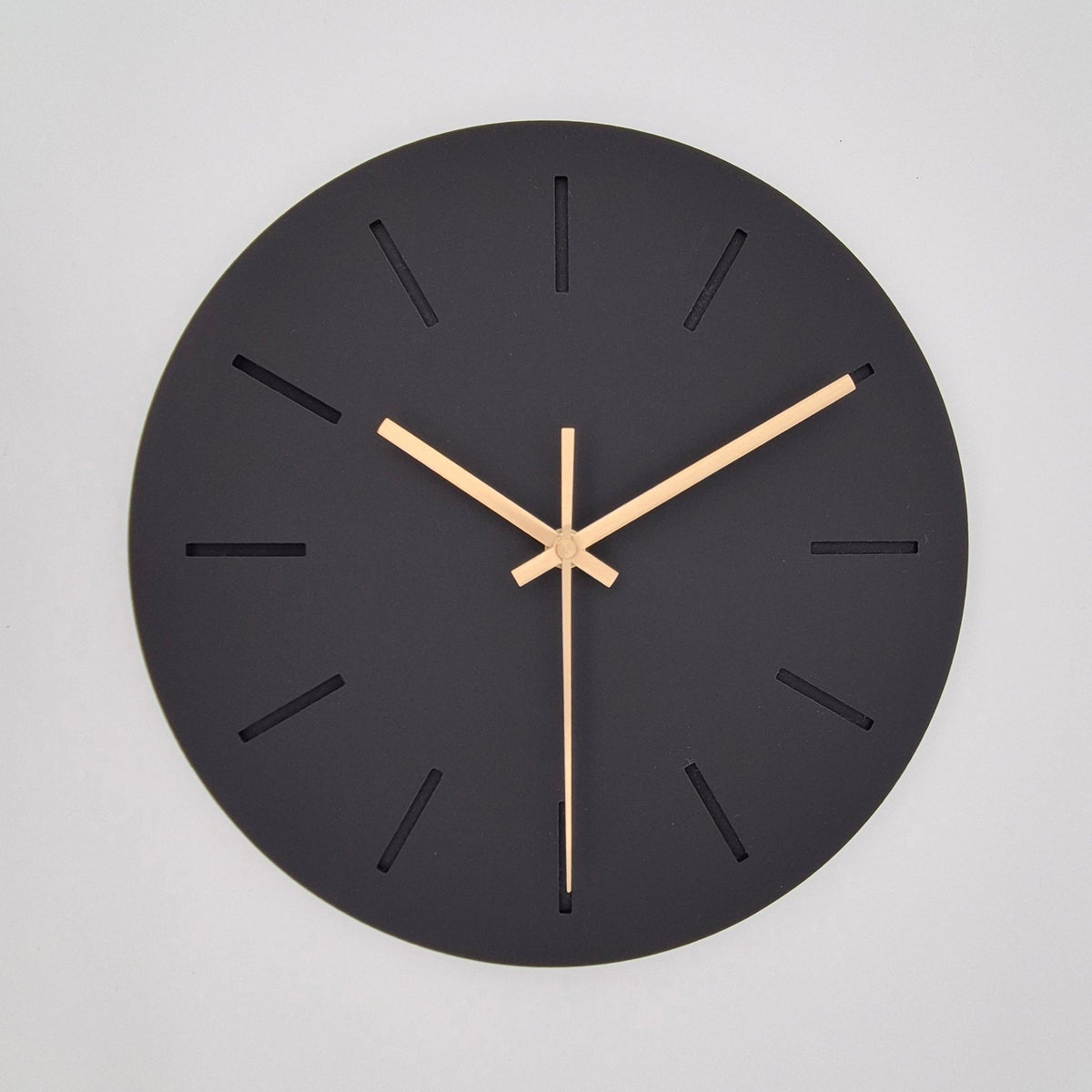 שעון קיר מעוצב לבית - דגם קו - שחור - ShapeMixer