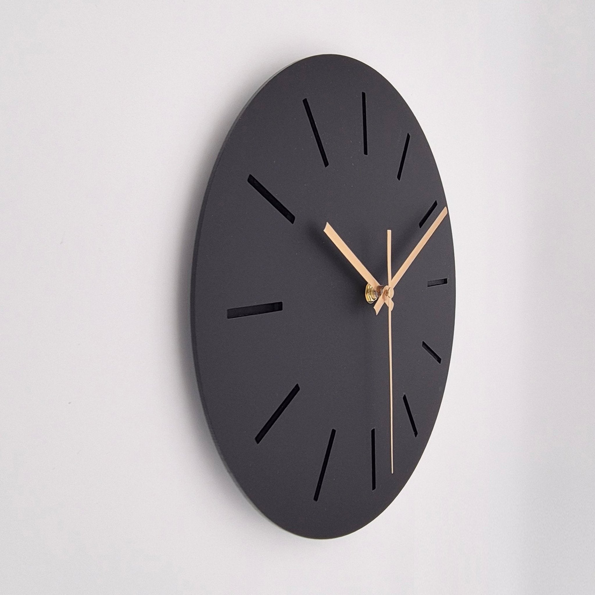 שעון קיר מעוצב לבית - דגם קו - שחור - ShapeMixer